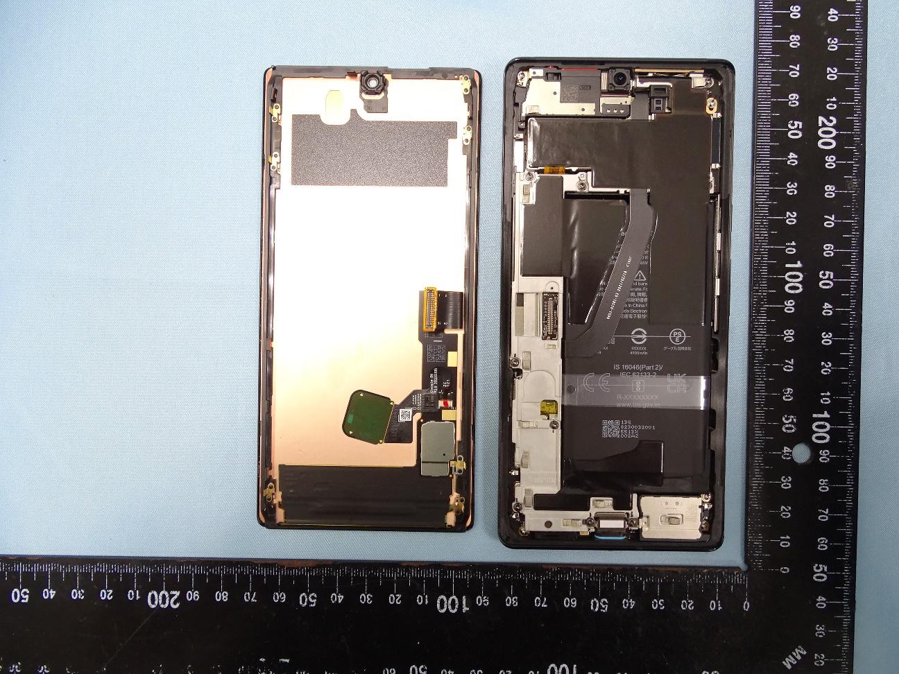 Google G8V0U internal FCC photo from Internal Photos p. 1