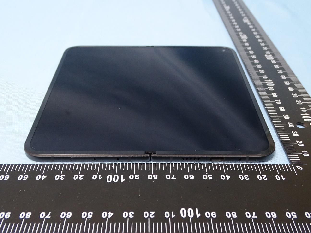 Google GGH2X external FCC photo from External Photos p. 3