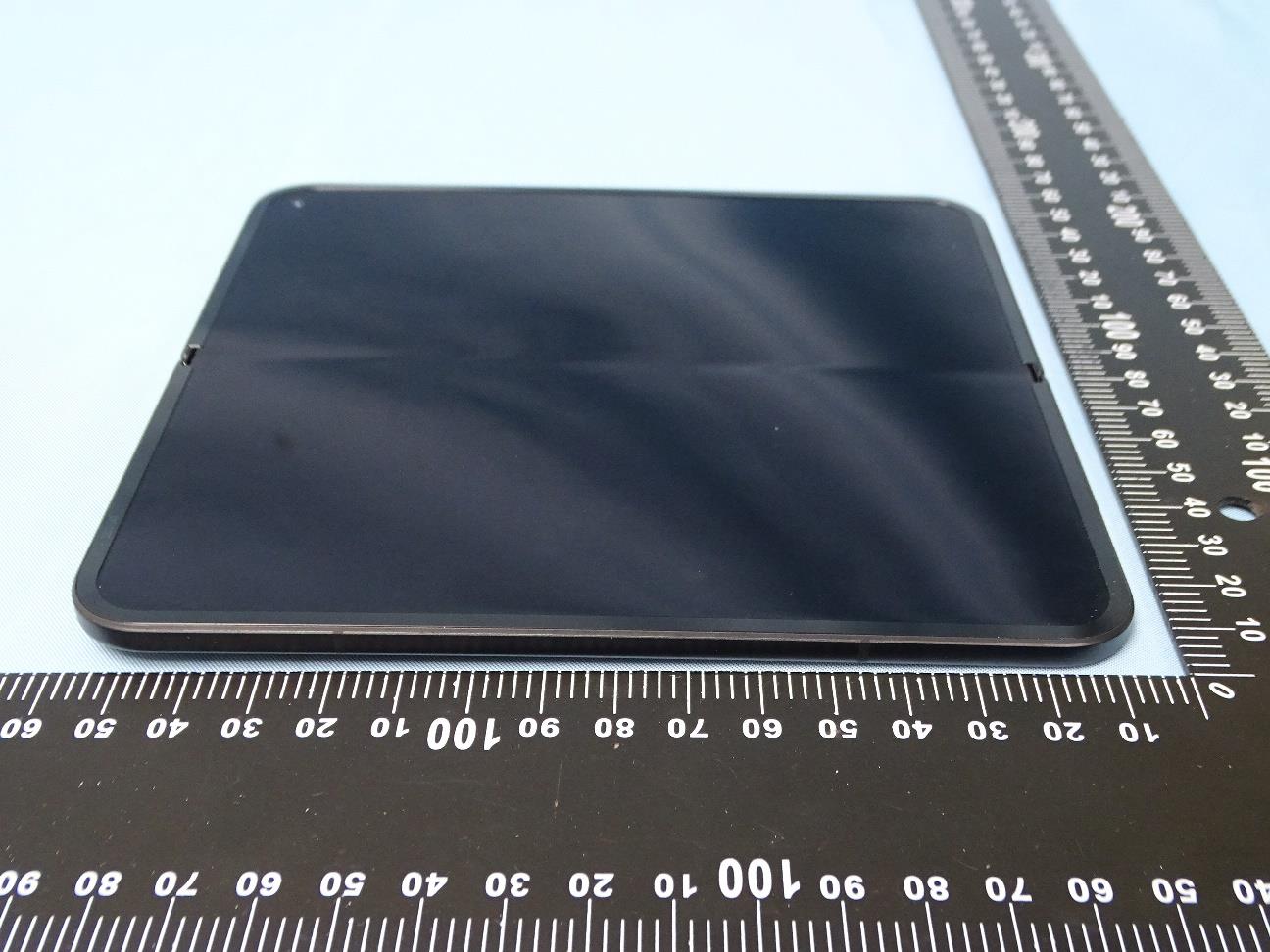 Google GGH2X external FCC photo from External Photos p. 4