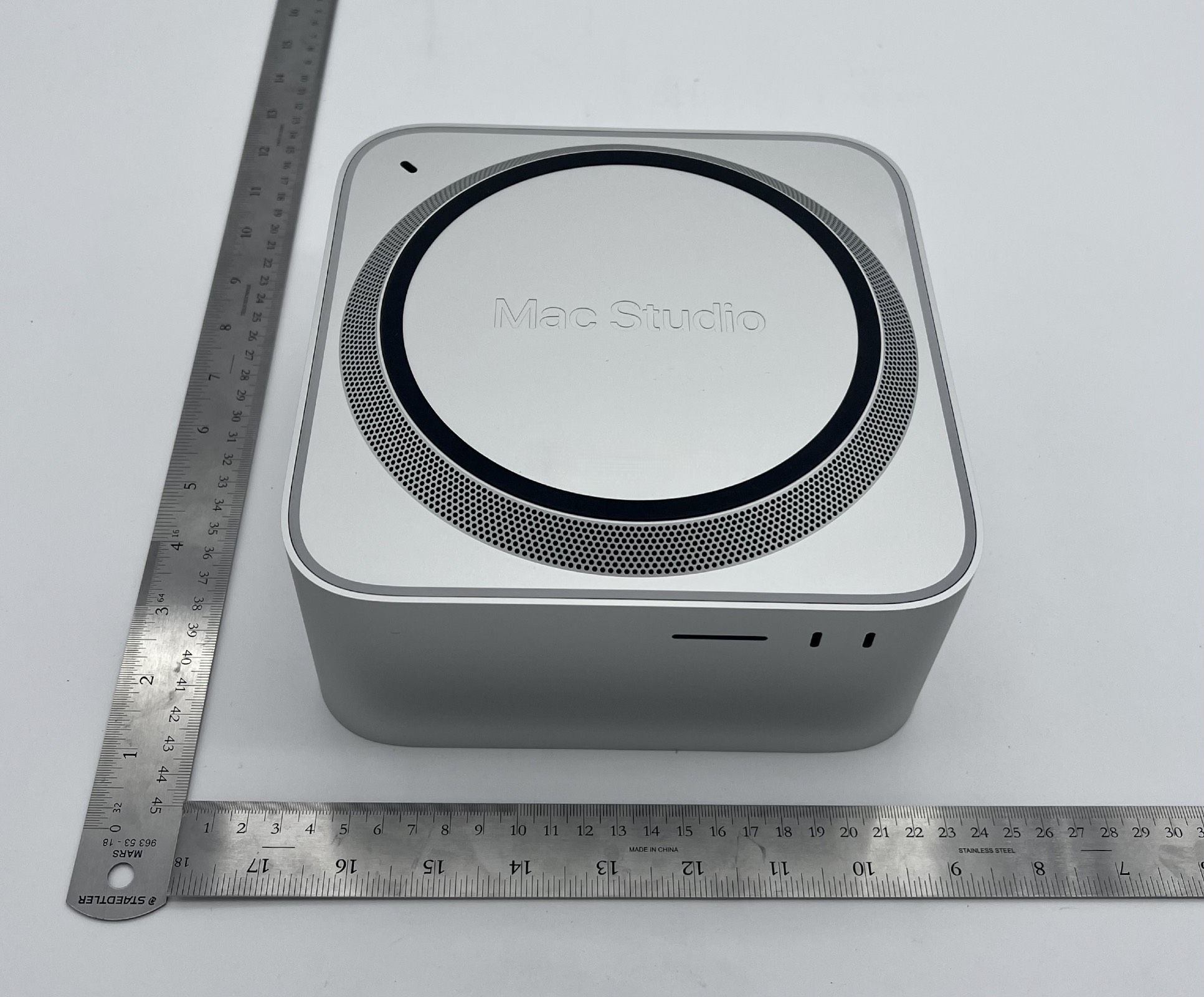 Apple A2901 external FCC photo from External Photos p. 3