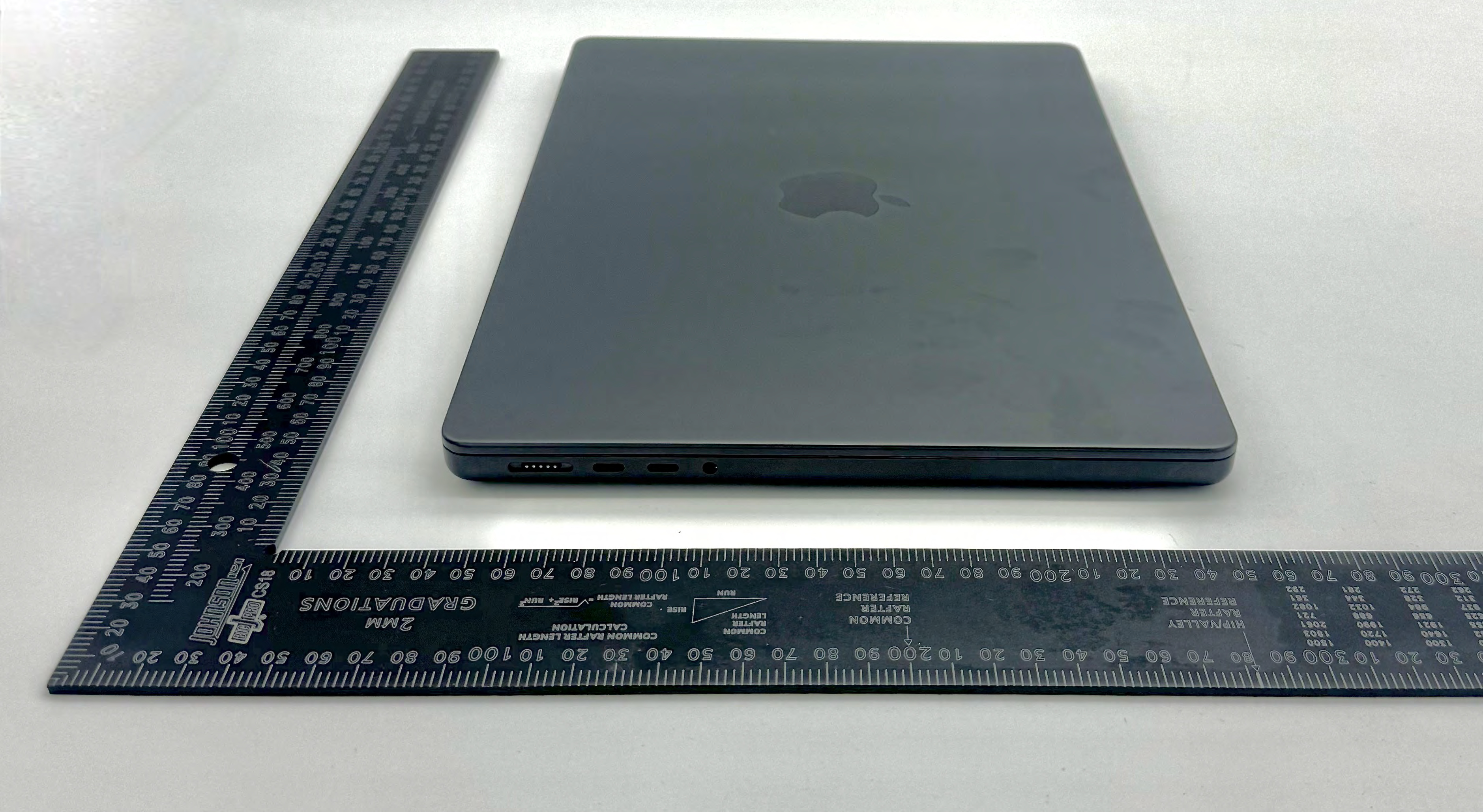 Apple MacBook Pro external FCC photo from External Photos p. 3