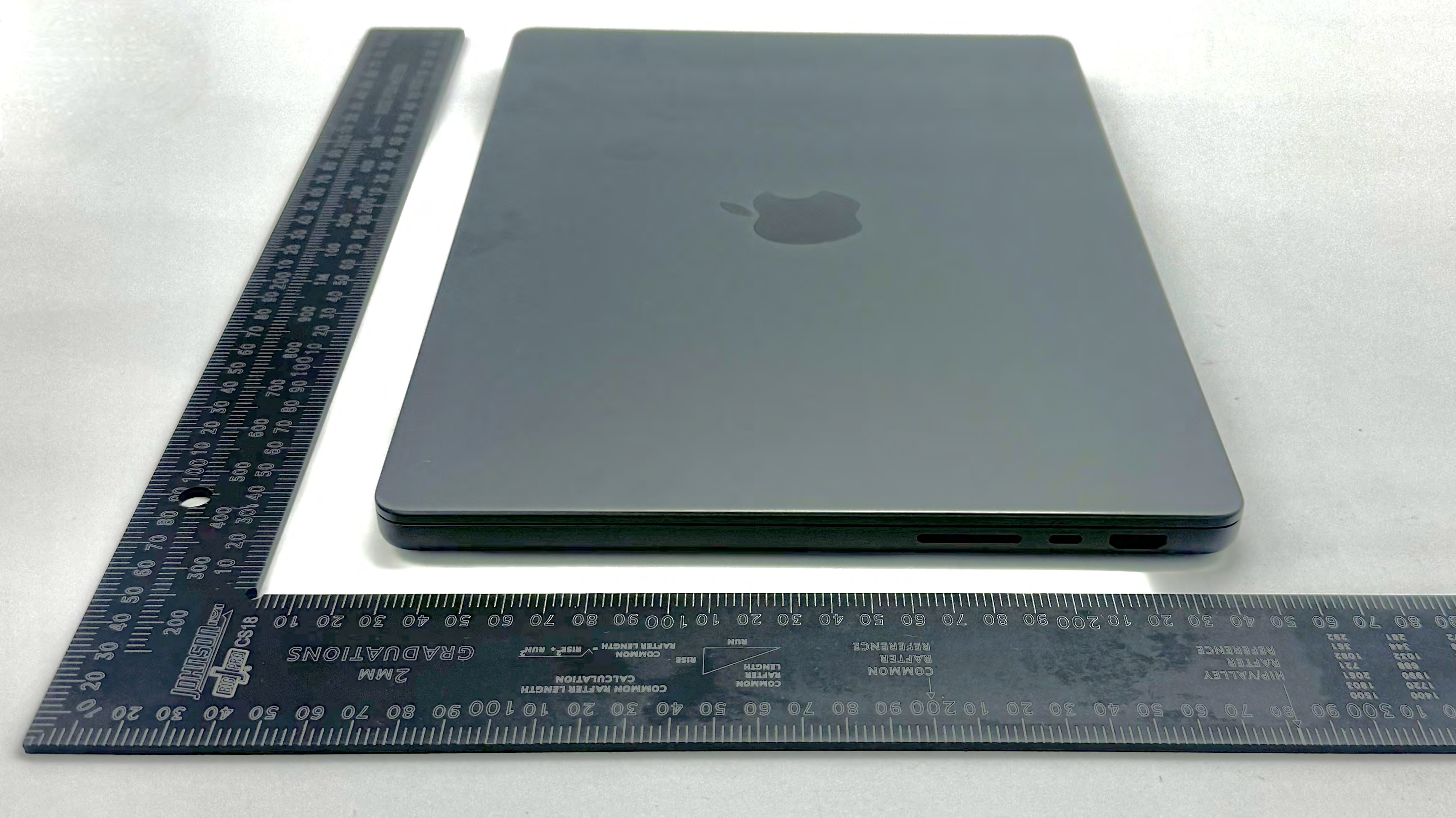 Apple MacBook Pro external FCC photo from External Photos p. 4