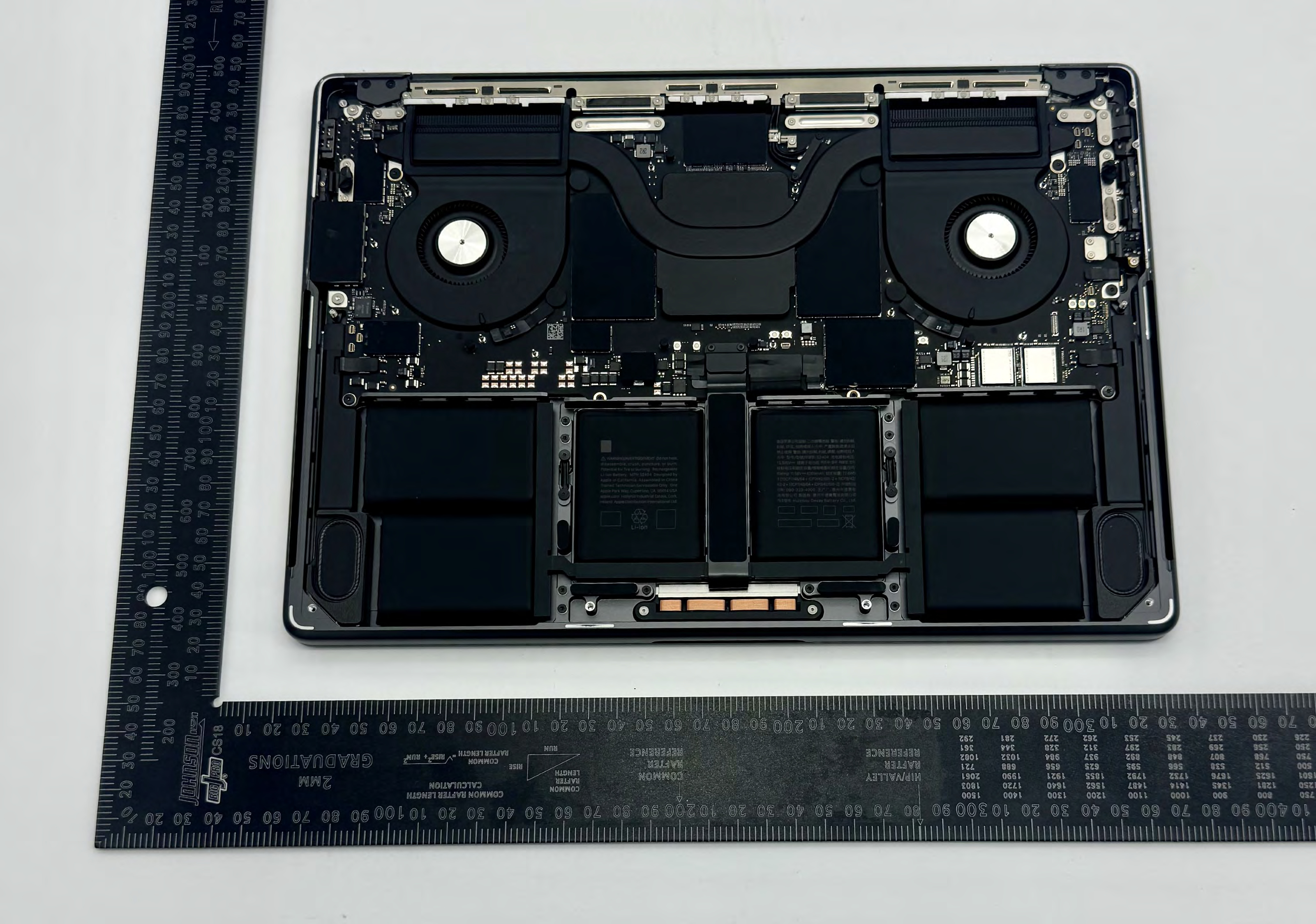 Apple MacBook Pro internal FCC photo from Internal Photos p. 1