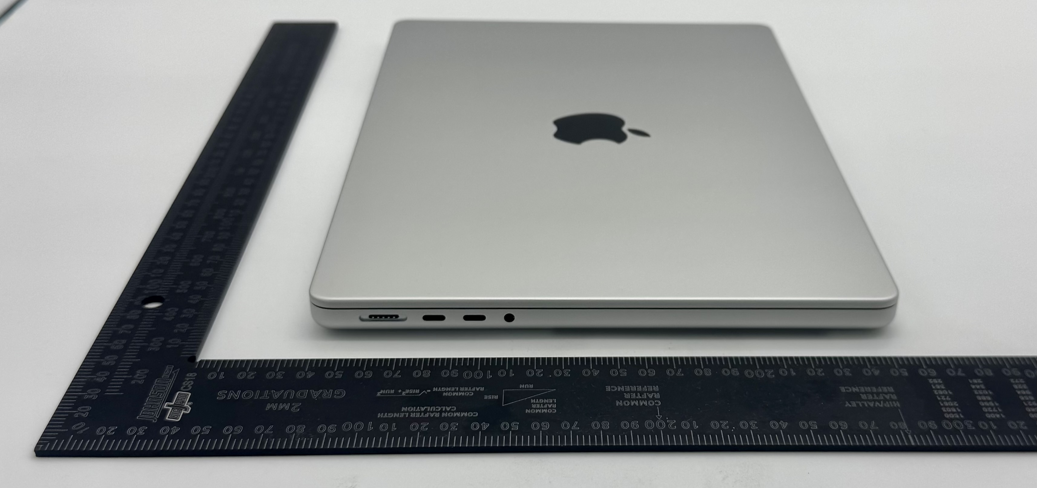 Apple MacBook Pro external FCC photo from External Photos p. 3