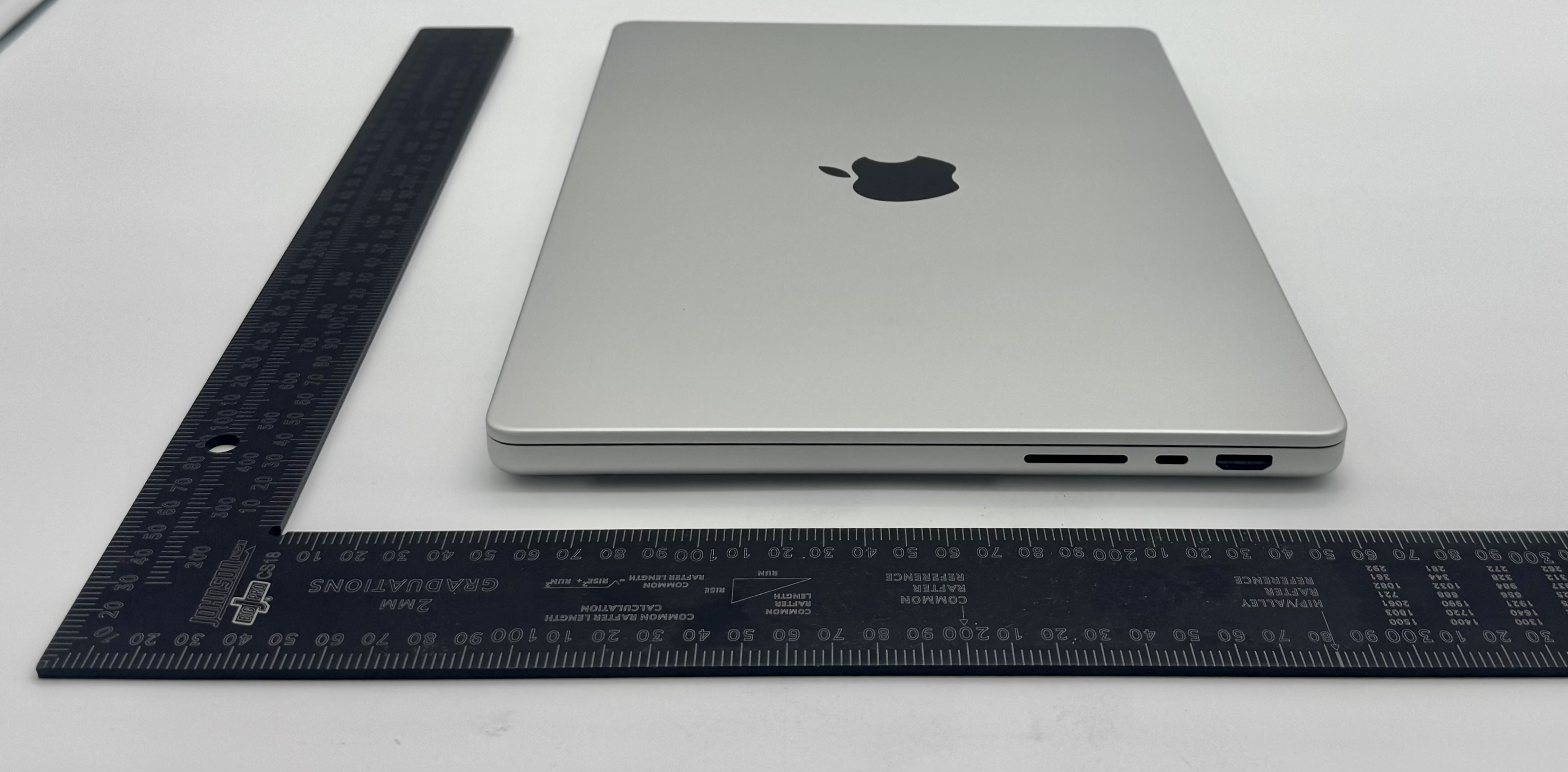 Apple MacBook Pro external FCC photo from External Photos p. 4